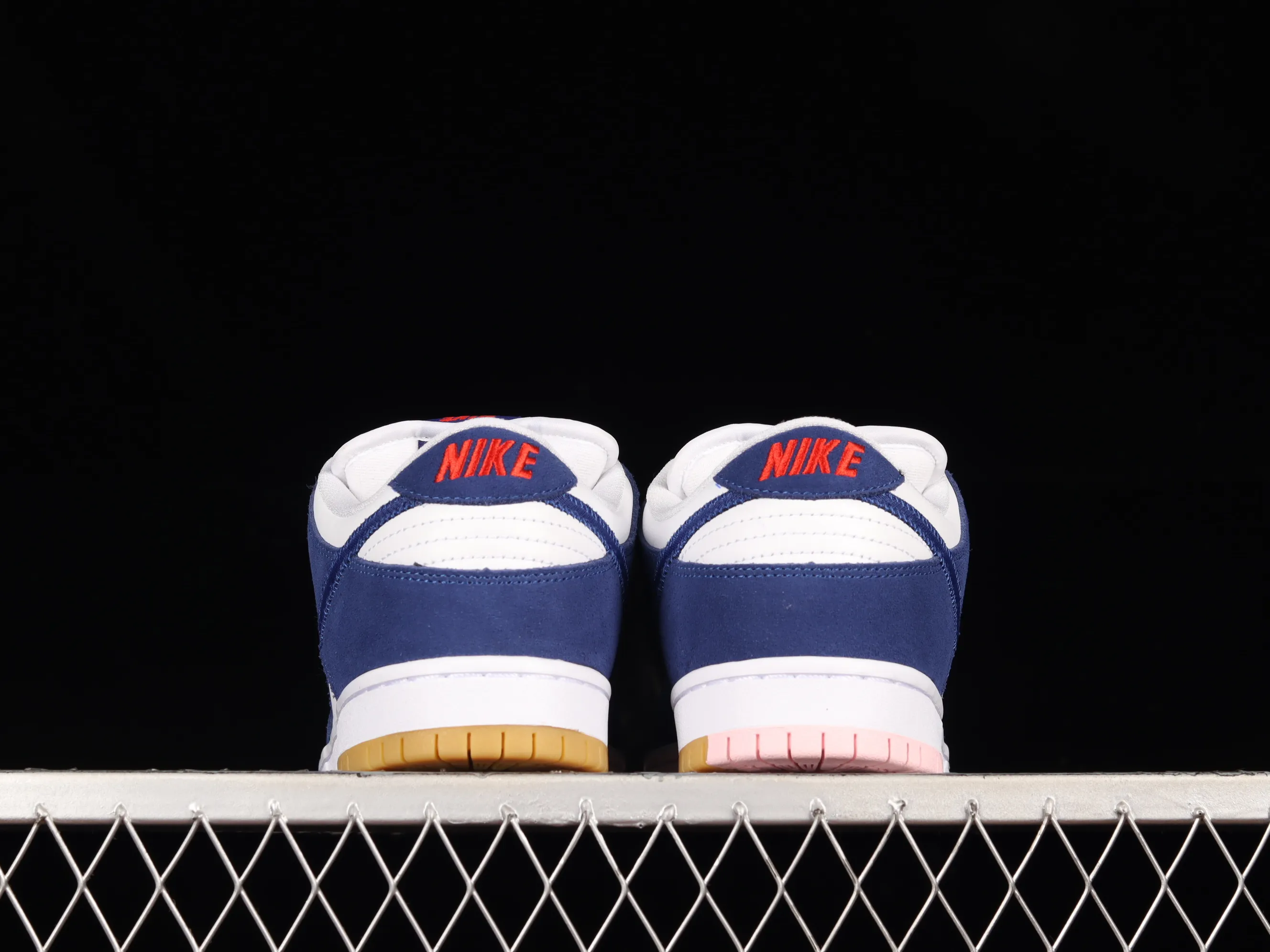 All categories Nk SB Dunk Series Nk SB Dunk Low low-top sneakers Nk SB Dunk Low white and blue Los Angeles Dodgers SB smashed backboard fashion casual sneakers DO9395-400